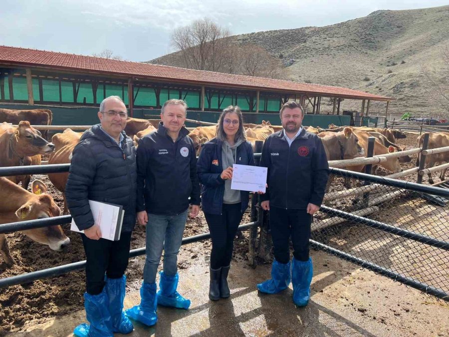 Tepebaşı’nda Bir İlki Başaran Süt Çiftliğine ’avrupa Birliği Onaylı Süt Çiftliği Sertifikası’ Verildi