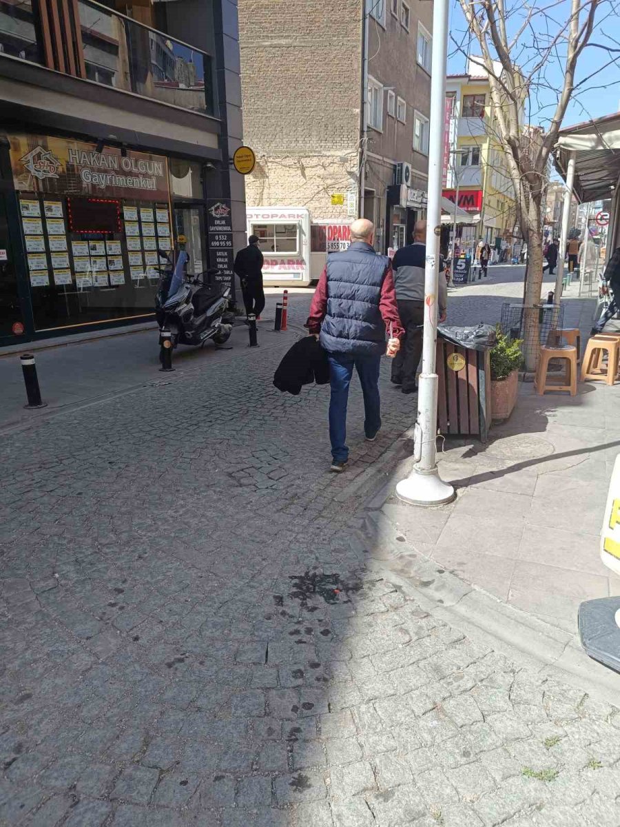 Alkol Çaldığı Marketin Çalışanlarına Bıçak Çekti, Kovalamaca Sonucu Yakalandı