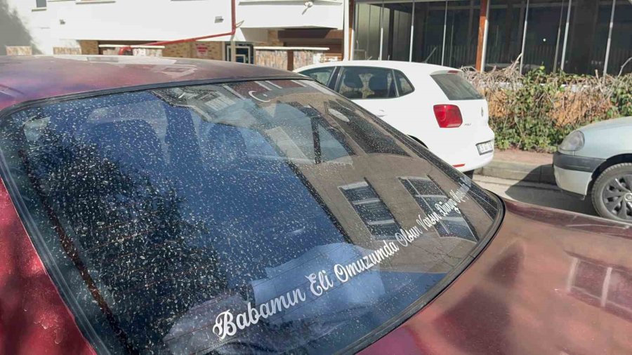 Eskişehir’de Yağmurla Birlikte Gelen Çamur Araç Sahiplerini Üzdü