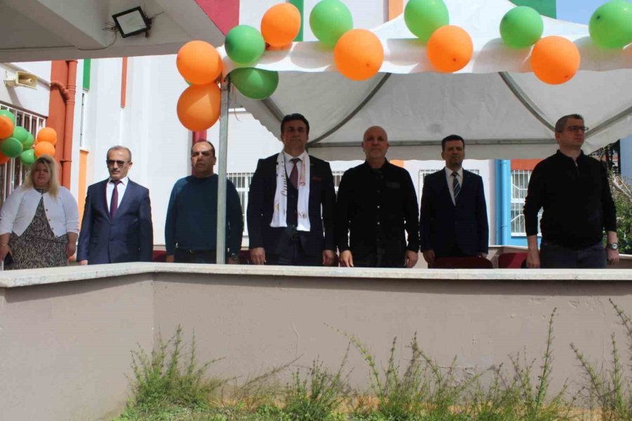 Alanyasporlu 3 Futbolcu, Lise Öğrencilerine İmza Dağıttı