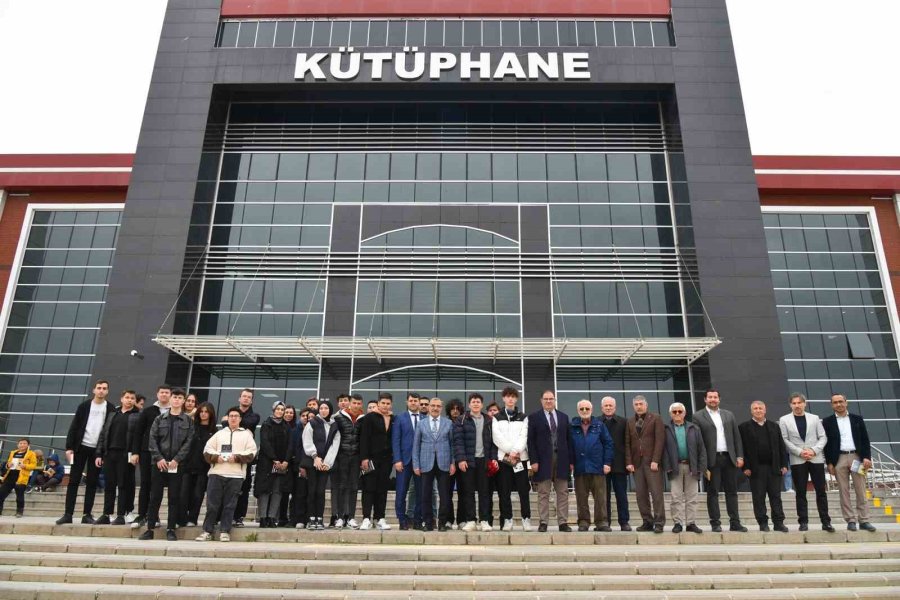 Rektör Gavgalı, Öğrencilerle Birlikte Kitap Okudu