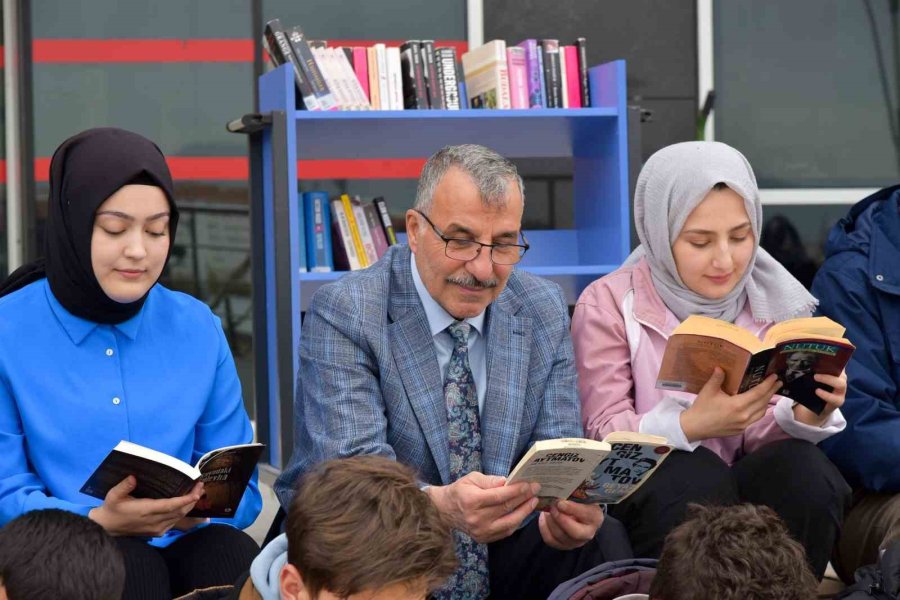 Rektör Gavgalı, Öğrencilerle Birlikte Kitap Okudu