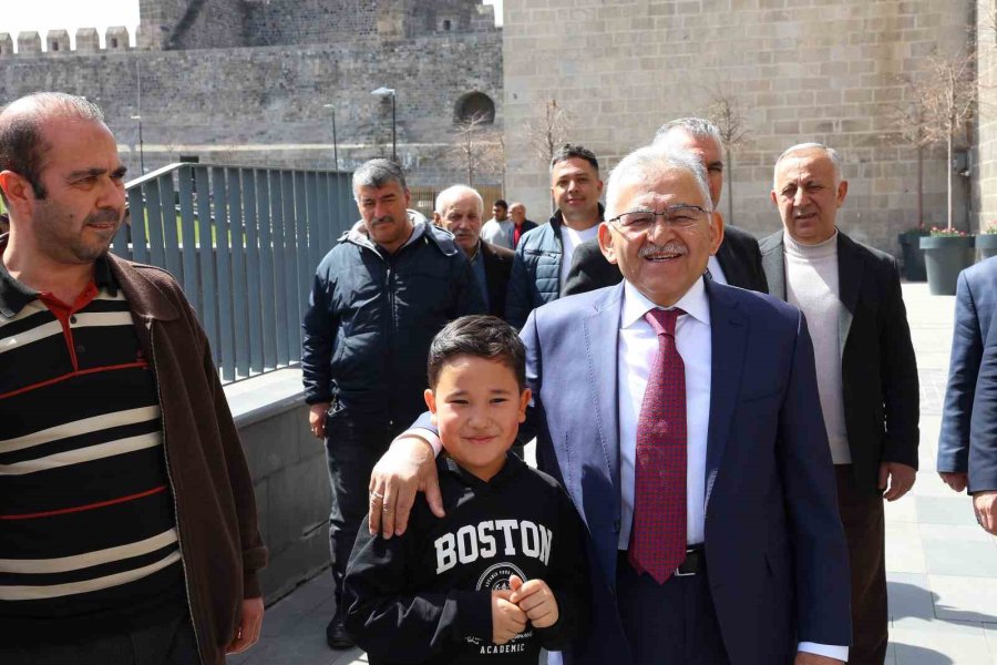 Başkan Büyükkılıç Vatandaşla Buluştu, Kale Surlarından Kayseri’ye Mesaj Verdi