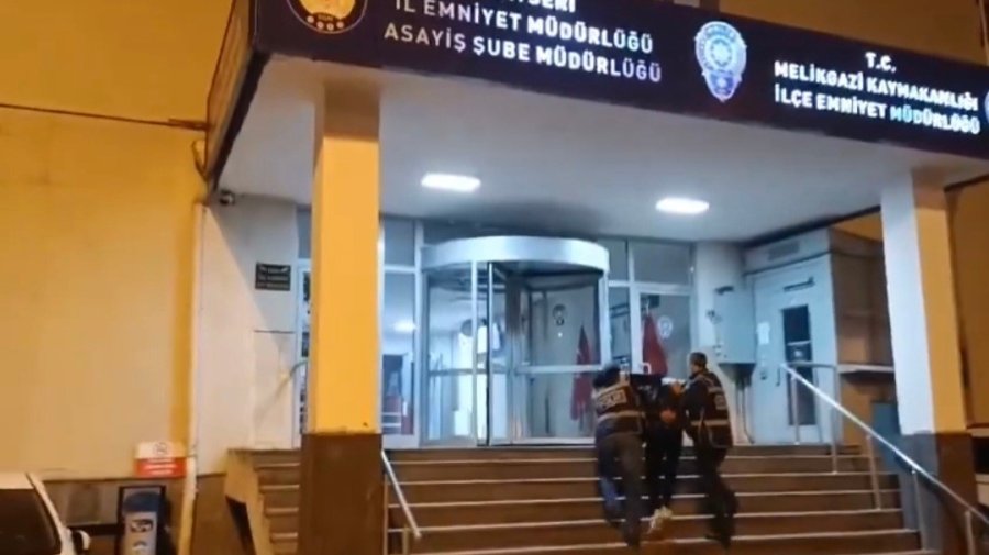 "polisim" Dedi, Yaşlı Adamın 560 Bin Tl Değerindeki Altınlarını Dolandırdı