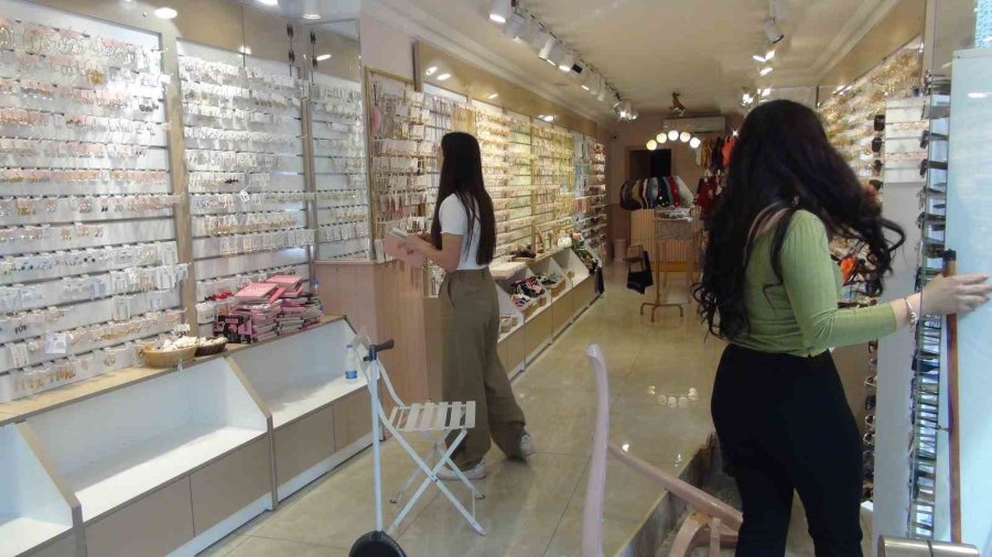 Mersin’de Kontrolden Çıkan Otomobil Bijuteri Dükkanına Daldı