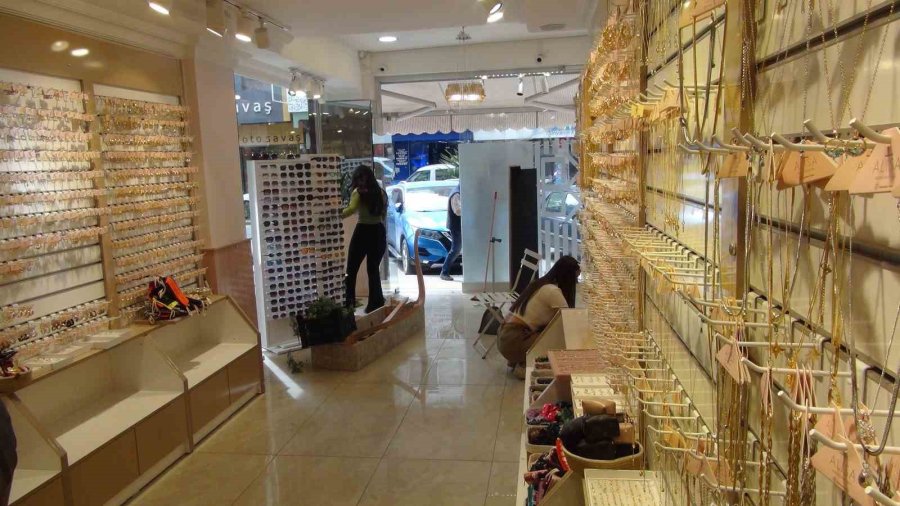 Mersin’de Kontrolden Çıkan Otomobil Bijuteri Dükkanına Daldı