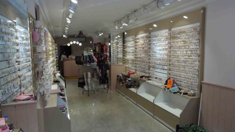 Mersin’de Kontrolden Çıkan Otomobil Bijuteri Dükkanına Daldı