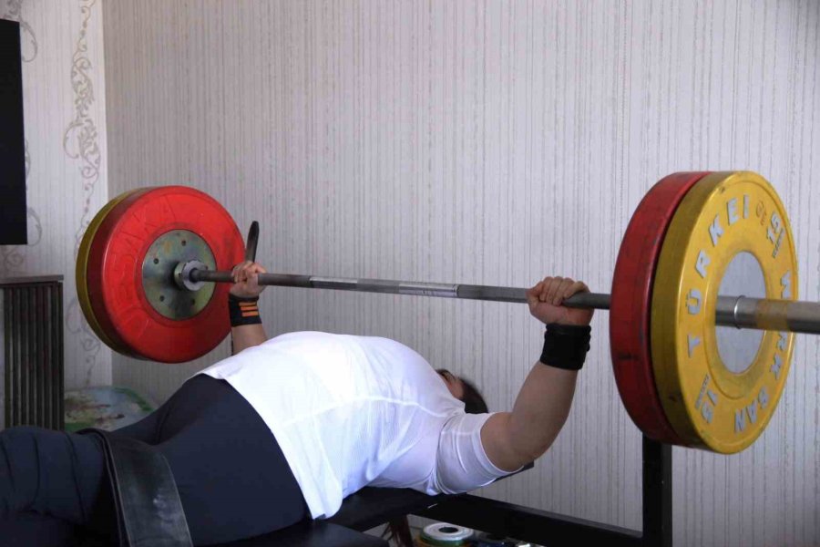 Evden Çıkabilmeyi Hayal Ederken Şimdi Dünya Şampiyonluğunu Hedefliyor