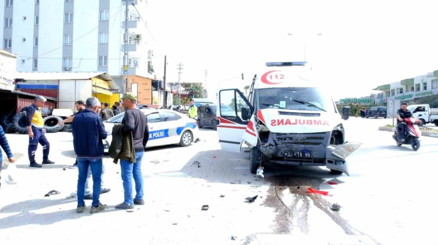 Mersin’de Ambulans Ticari Araçla Çarpıştı
