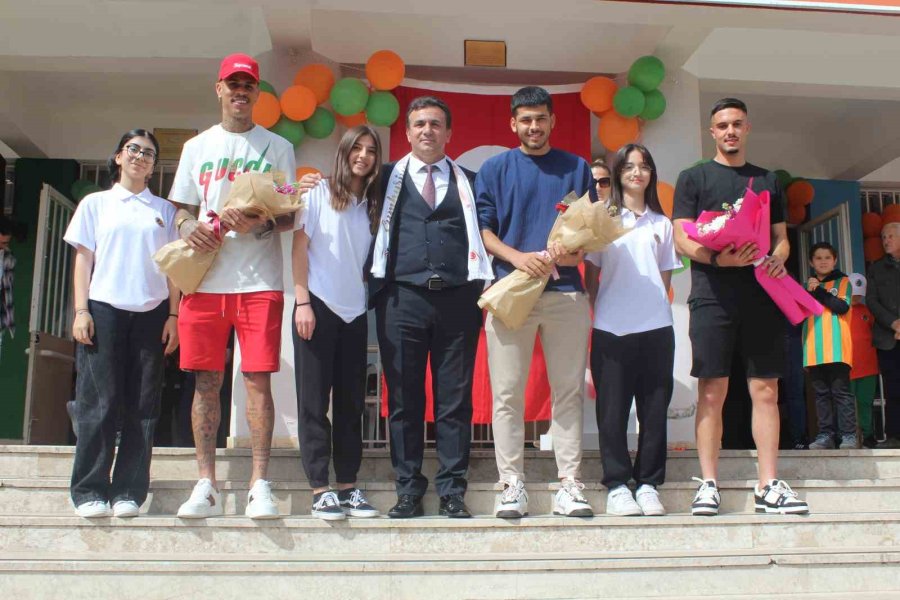 Alanyasporlu 3 Futbolcu, Lise Öğrencilerine İmza Dağıttı