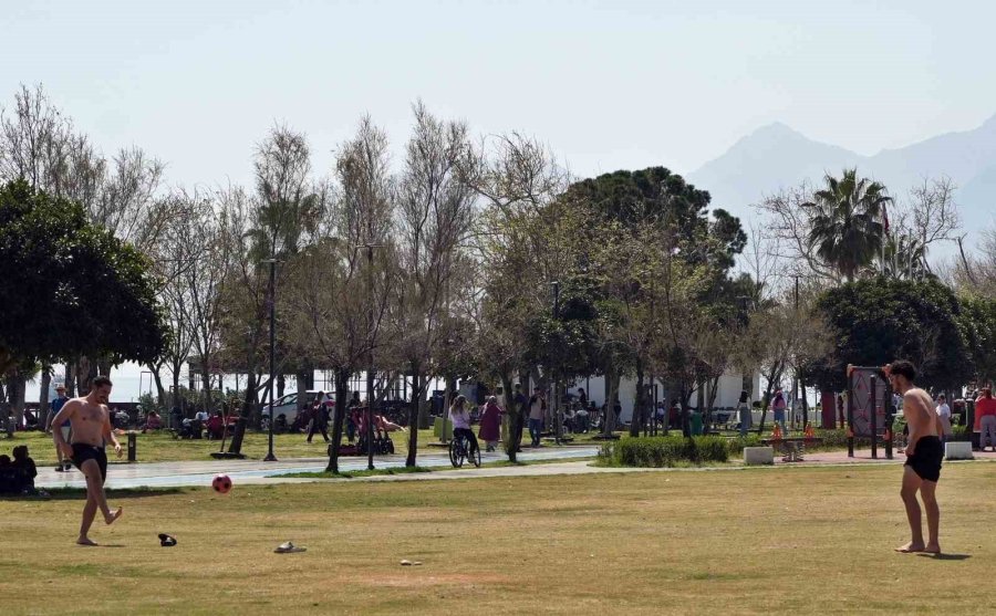 Antalya’da Kar Manzaralı 32 Derece, Sahilleri Yaza Döndürdü