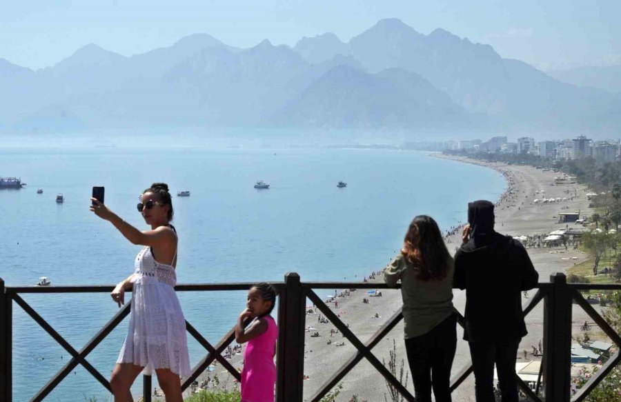 Antalya’da Kar Manzaralı 32 Derece, Sahilleri Yaza Döndürdü