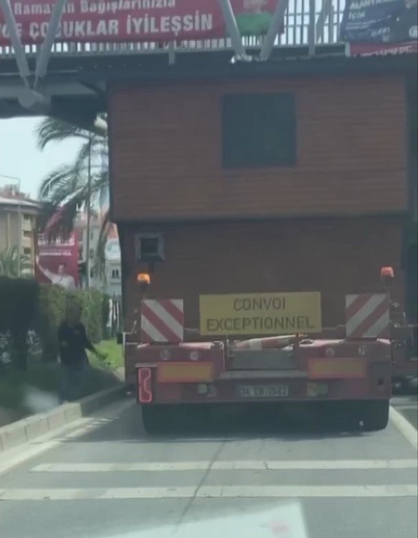 Üzerinde Taşınabilir Ev Olan Tır, Üst Geçit Altında Sıkıştı