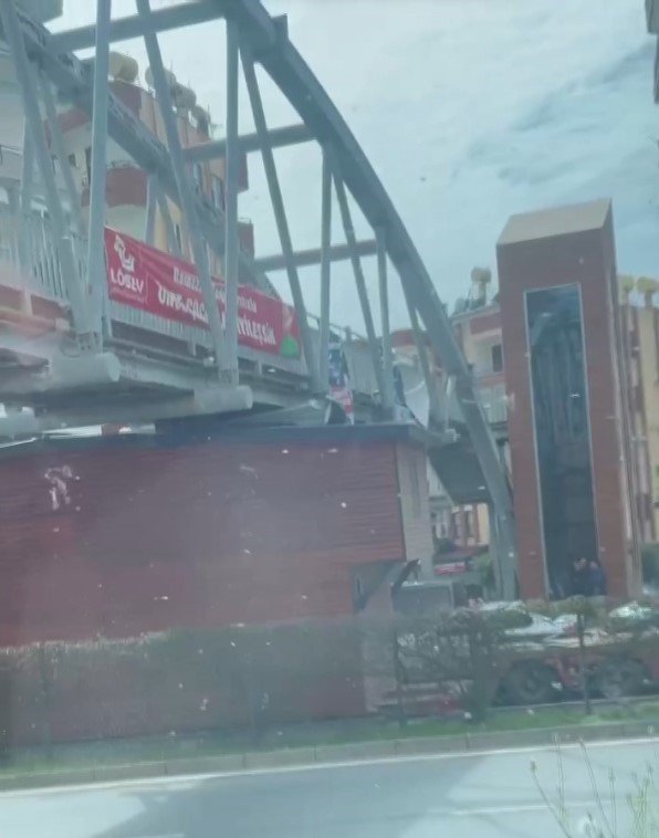 Üzerinde Taşınabilir Ev Olan Tır, Üst Geçit Altında Sıkıştı