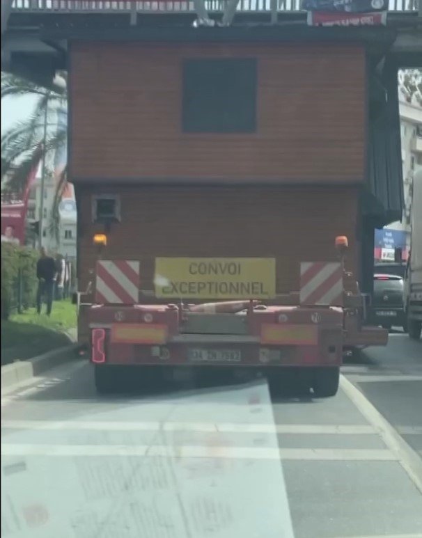 Üzerinde Taşınabilir Ev Olan Tır, Üst Geçit Altında Sıkıştı