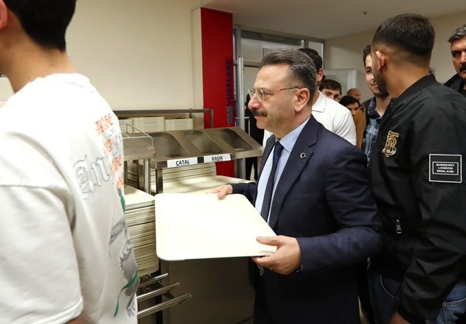 Vali Hüseyin Aksoy Öğrencilerle İftar Yemeğinde Buluştu