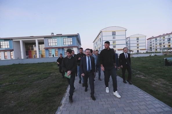 Vali Hüseyin Aksoy Öğrencilerle İftar Yemeğinde Buluştu