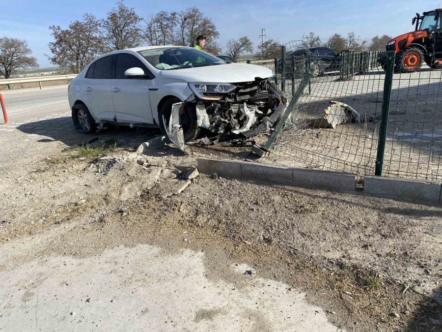 Konya’da Otomobil Demir Çitlere Çarptı: 2 Yaralı