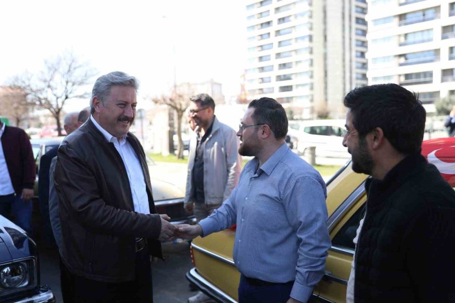 Başkan Palancıoğlu Klasik Araçlarla Bayram Havasında Seçim Turu Attı