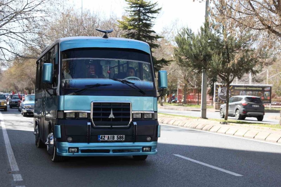 Başkan Palancıoğlu Klasik Araçlarla Bayram Havasında Seçim Turu Attı