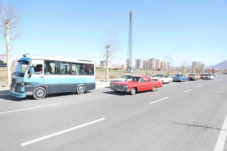 Başkan Palancıoğlu Klasik Araçlarla Bayram Havasında Seçim Turu Attı