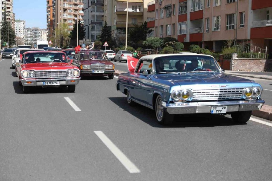 Başkan Palancıoğlu Klasik Araçlarla Bayram Havasında Seçim Turu Attı