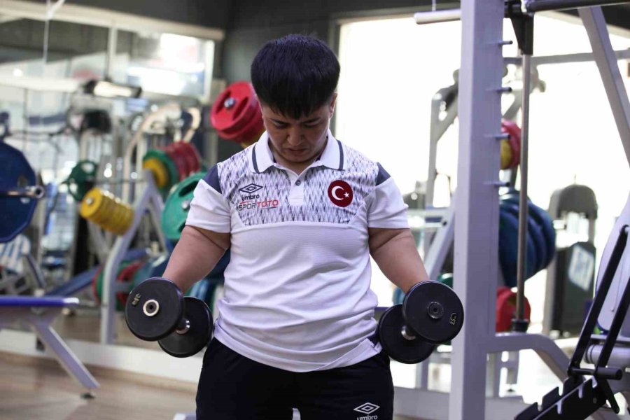 Tarlada Çalışırken Başladığı Halterde Avrupa Şampiyonu Oldu, Hedefi Dünya Şampiyonluğu