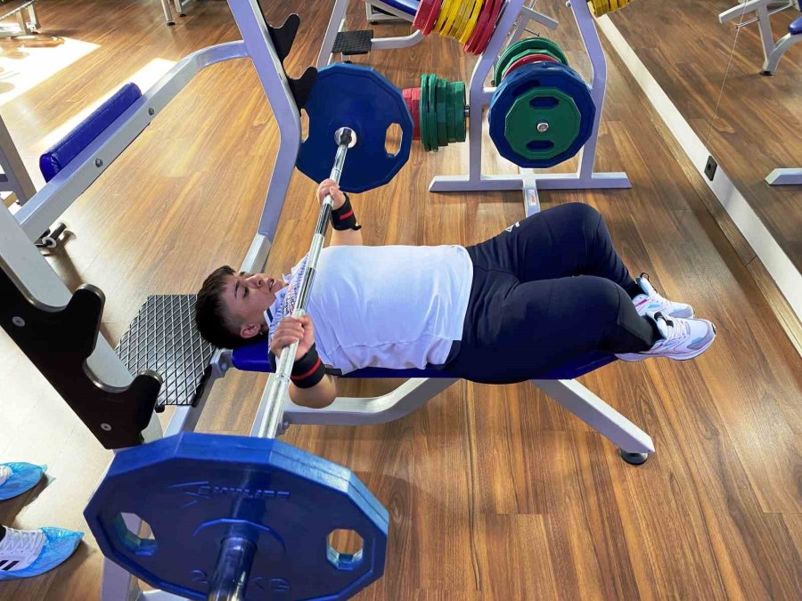 Tarlada Çalışırken Başladığı Halterde Avrupa Şampiyonu Oldu, Hedefi Dünya Şampiyonluğu