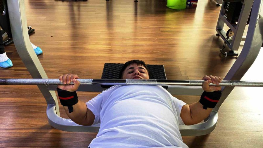 Tarlada Çalışırken Başladığı Halterde Avrupa Şampiyonu Oldu, Hedefi Dünya Şampiyonluğu