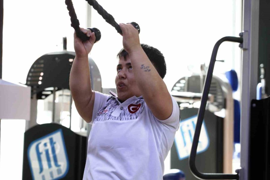 Tarlada Çalışırken Başladığı Halterde Avrupa Şampiyonu Oldu, Hedefi Dünya Şampiyonluğu