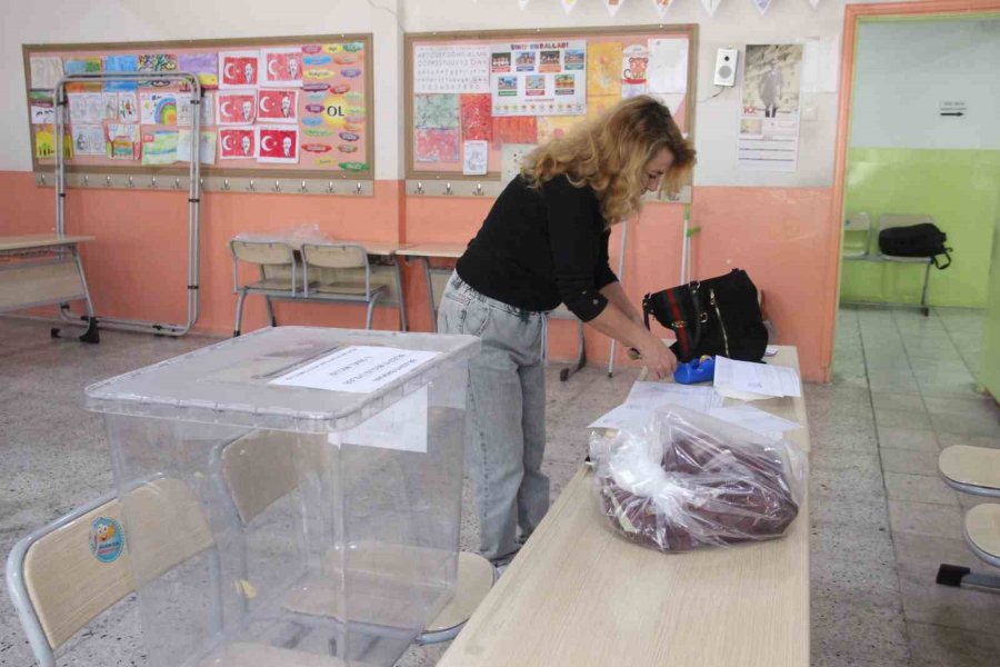 Karaman’da Okullara Sandık Ve Oy Kullanma Kabinleri Yerleştirildi