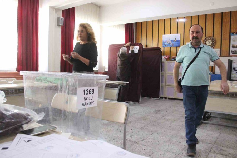 Karaman’da Okullara Sandık Ve Oy Kullanma Kabinleri Yerleştirildi