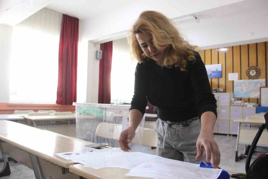 Karaman’da Okullara Sandık Ve Oy Kullanma Kabinleri Yerleştirildi