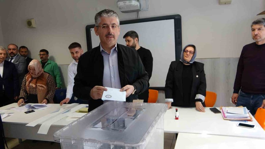 Üzüm Ve Çopuroğlu Oylarını Kullandı