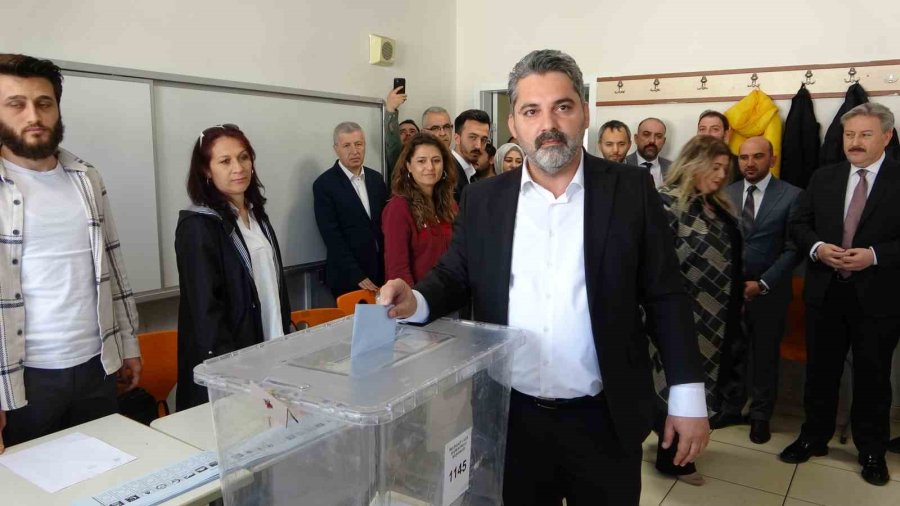 Üzüm Ve Çopuroğlu Oylarını Kullandı