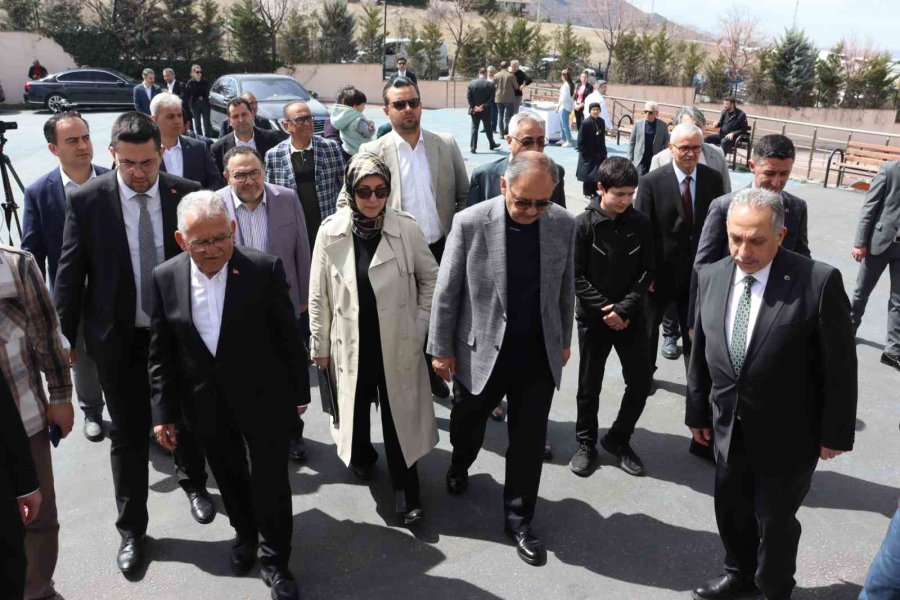 Bakan Özhaseki: “insanların Siyasi Tercihi Başımızın Üstünde”