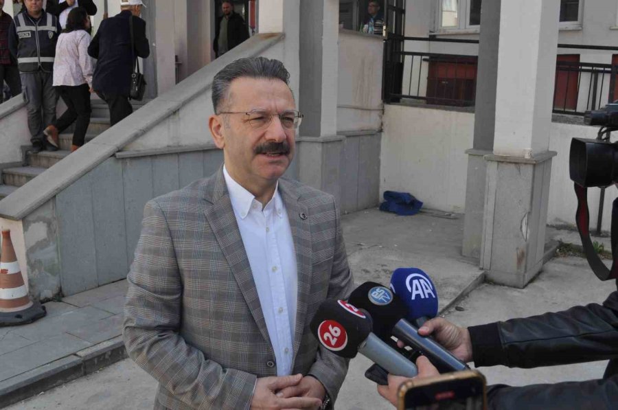 Valisi Hüseyin Aksoy Eşiyle Birlikte Sandık Başına Gitti