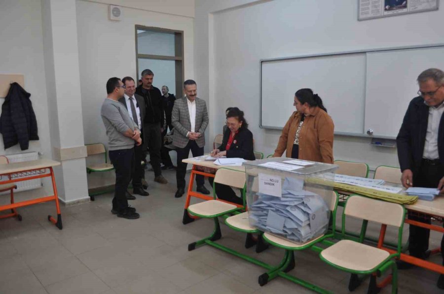 Valisi Hüseyin Aksoy Eşiyle Birlikte Sandık Başına Gitti