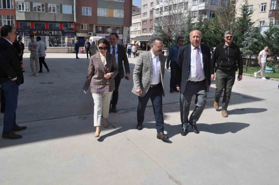 Valisi Hüseyin Aksoy Eşiyle Birlikte Sandık Başına Gitti