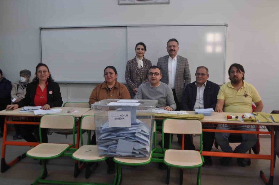 Valisi Hüseyin Aksoy Eşiyle Birlikte Sandık Başına Gitti