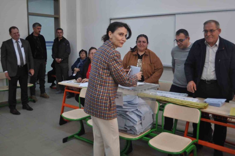 Valisi Hüseyin Aksoy Eşiyle Birlikte Sandık Başına Gitti