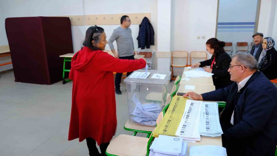 Yaşlı Ve Engelli Seçmenler Tüm Zorluklara Rağmen Vatandaşlık Görevlerini Yerine Getirdi