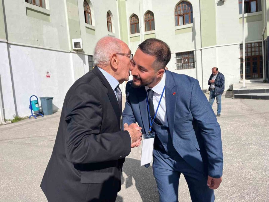 ‘baba’ Dediği Yakınıyla Rakip Olan Genç Aday Başarılar Diledi