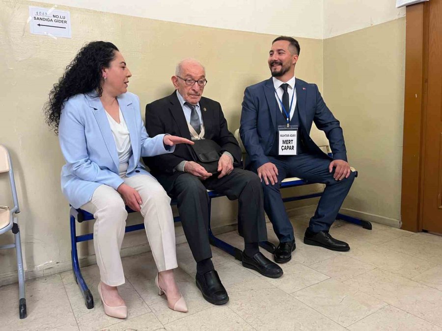 ‘baba’ Dediği Yakınıyla Rakip Olan Genç Aday Başarılar Diledi