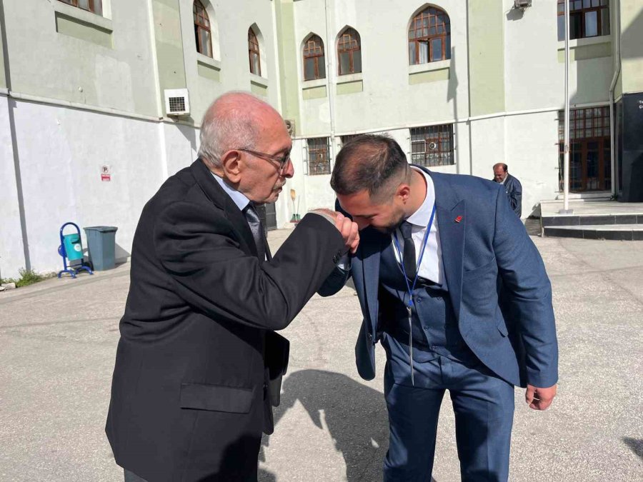 ‘baba’ Dediği Yakınıyla Rakip Olan Genç Aday Başarılar Diledi