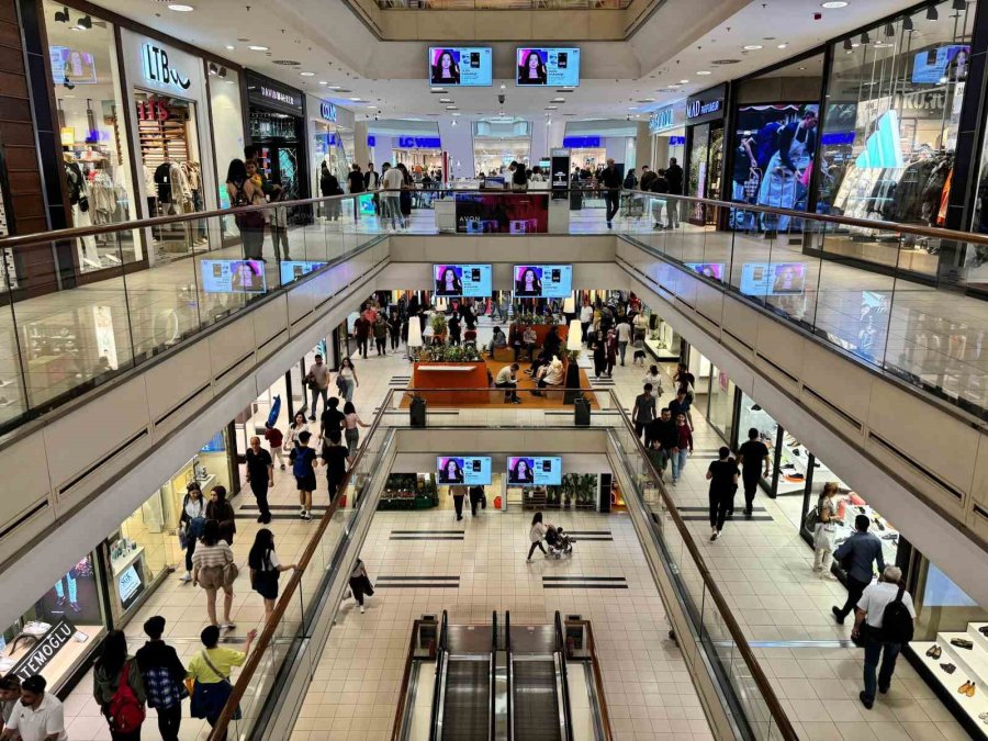 Vatandaşlar Seçimin Ardından Alışveriş Merkezlerine Akın Etti