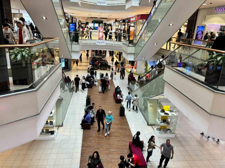 Vatandaşlar Seçimin Ardından Alışveriş Merkezlerine Akın Etti