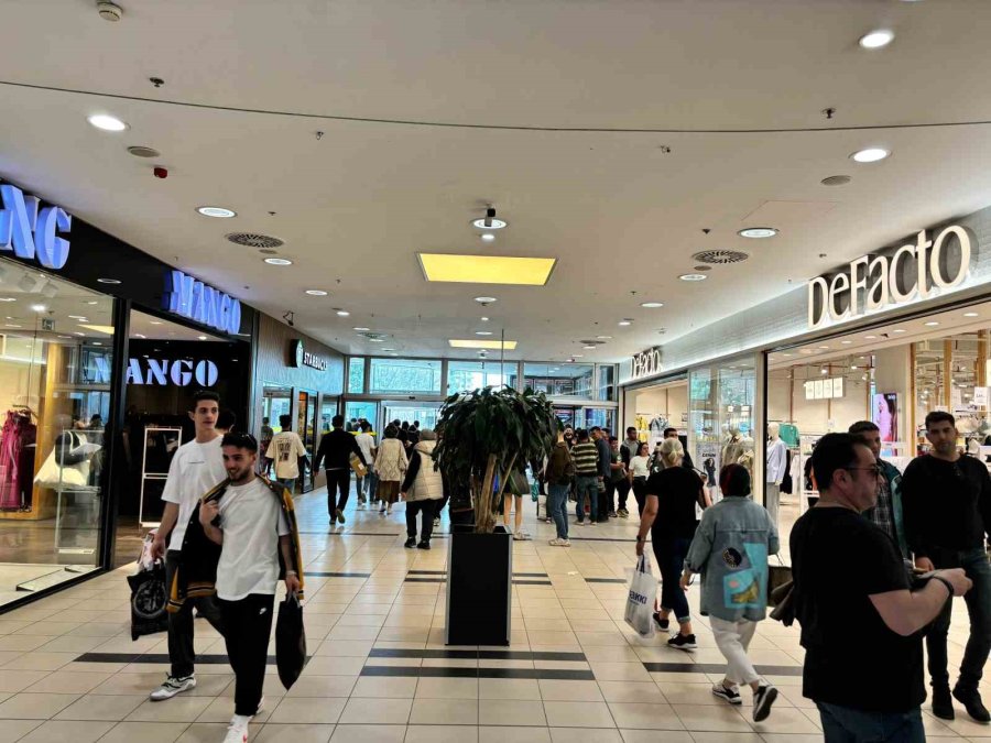 Vatandaşlar Seçimin Ardından Alışveriş Merkezlerine Akın Etti