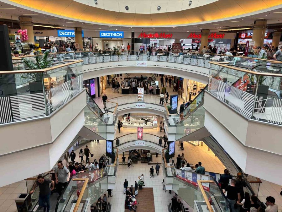 Vatandaşlar Seçimin Ardından Alışveriş Merkezlerine Akın Etti