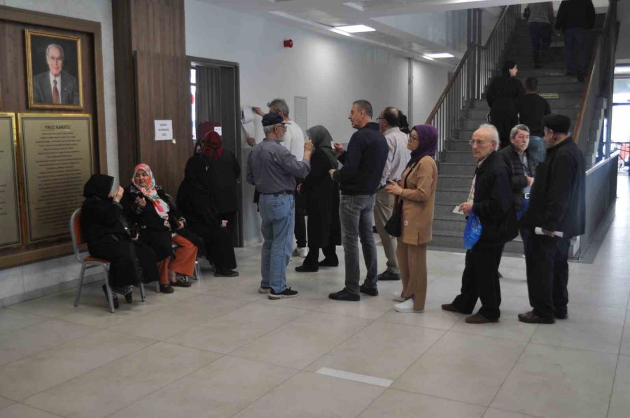 Oy Kullanmaya Aynı Saat Diliminde Giden Vatandaşlar Yoğunluğa Sebep Oldu